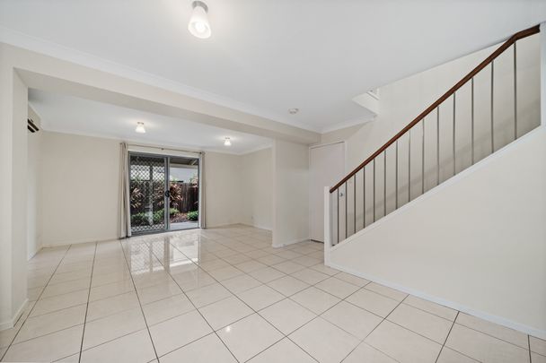 Modern Townhouse in a Quiet, Convenient Marsden Location - Photo 1