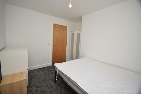 3 bedroom flat to rent - Photo 3