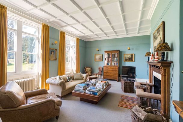 An Imposing Country Residence with Elegant Features - Photo 1