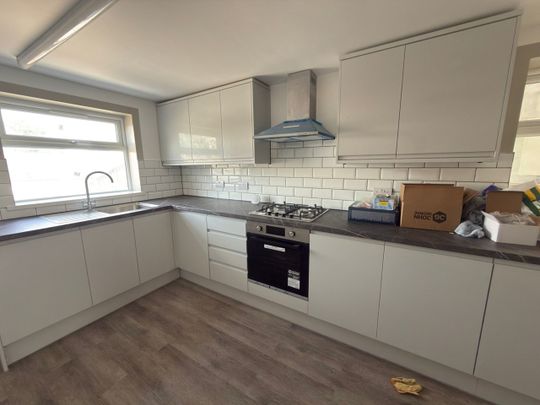 4 Bed Flat, High Road, IG1 - Photo 1