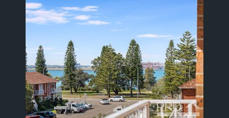 RENOVATED SPACIOUS THREE BEDROOM WITH AC - Photo 2