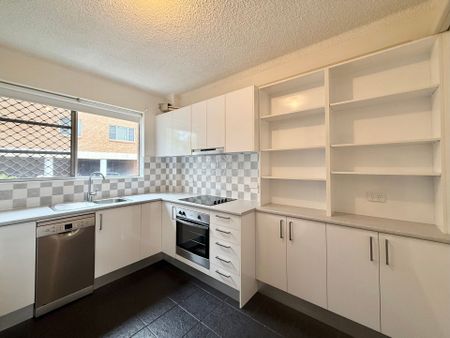 PERFECTLY LOCATED CLOSE TO STATION, SHOPS & SCHOOLS - Photo 4