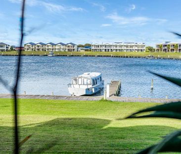 Luxury on the water - Photo 5