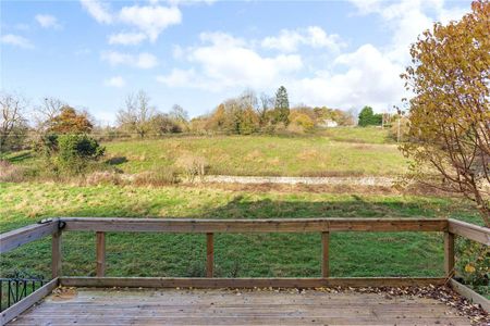 A detached family home within the ever-popular village of Chedworth. - Photo 5