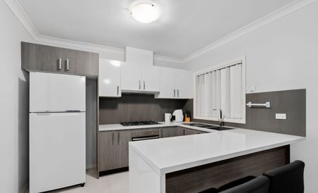 Spacious 3-Bedroom Townhouse in a Prime Location - Photo 5