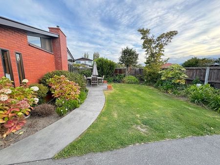 Beautiful home in well sought after neighbourhood - Photo 3