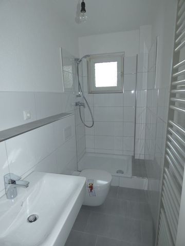*** 2 Zimmer-Erdgeschoss-Whg. mit Duschbad – bereits aufwendig modernisiert! - Photo 3