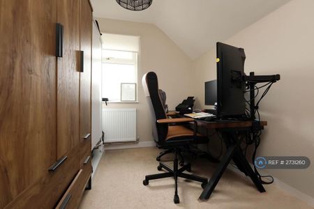 3 bedroom semi-detached house to rent - Photo 4