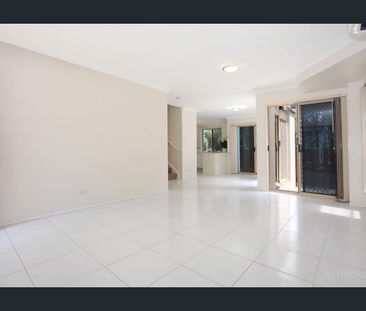 A LOVELY TOWNHOUSE SO CLOSE TO ALL AMENITIES AND THE BROADWATER! - Photo 4