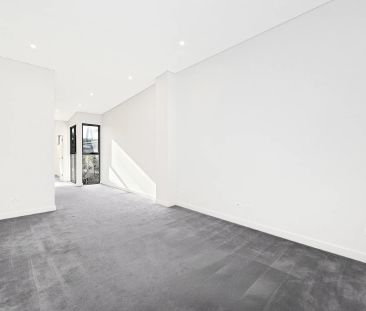 Renovated Upper Level Duplex Home Style Apartment. - Photo 1