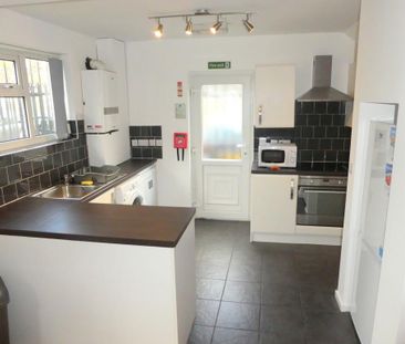 4 bedroom semi-detached house to rent - Photo 2