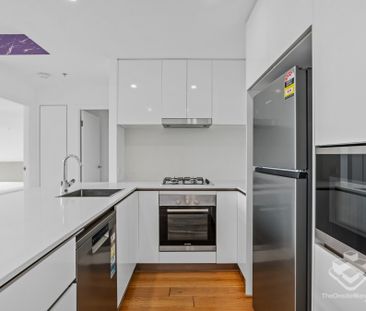 Stylish Fully Furnished Apartment with Secure Car Space - Photo 3
