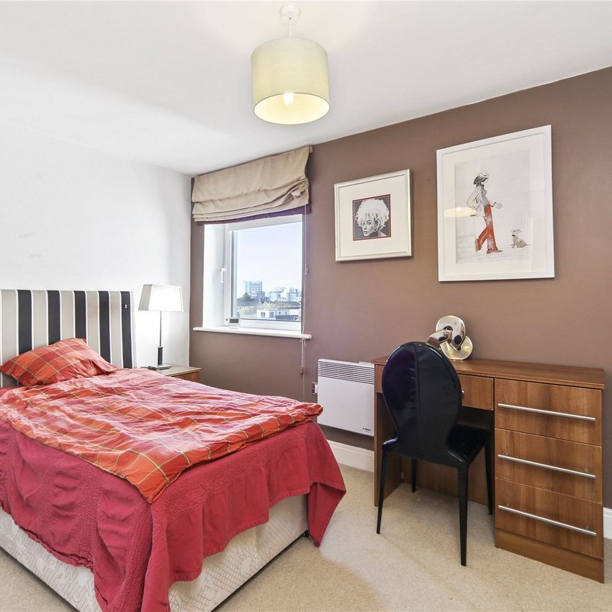 Holland Gardens, Brentford, London, TW8 flat to rent - Photo 1