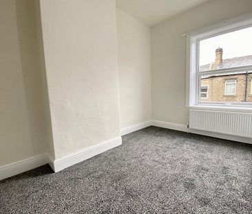 Scar Lane, Huddersfield £750 pcm ⓘ The monthly or weekly payment required by the landlord. Read our glossary page , 3 bedrooms, house - mid terrace, to let * Tenant info - Photo 6