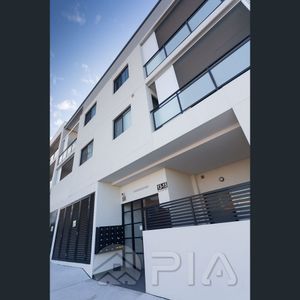 Spacious Two Bedroom Apartment For Lease ! - Photo 2