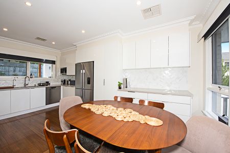 1 Ashbury Court, Mount Waverley VIC 3149 - House For Rent | Domain - Photo 3