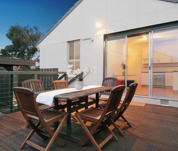 Charming 2-3 Bedroom Home with Private Courtyard - Photo 3
