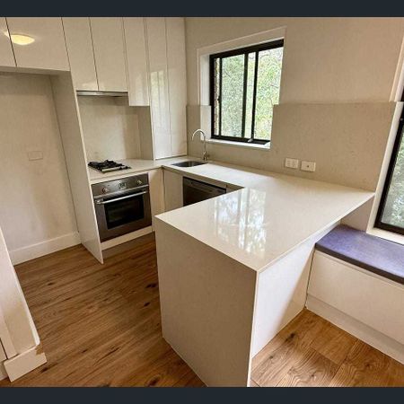 Sunny North-Facing One Bedroom Apartment in Leafy Mosman Bay - Photo 3