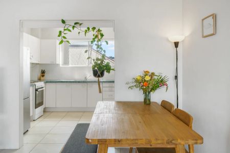 Charming Coastal Retreat - Photo 3