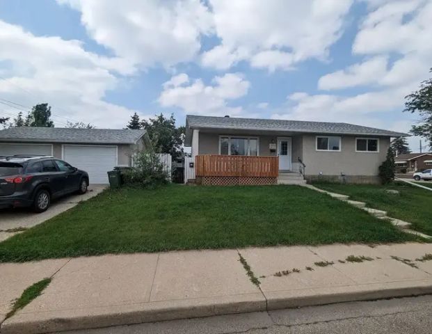 Cozy Newly Renovated 3 Bdr Main Floor with Garage | Edmonton - Photo 1