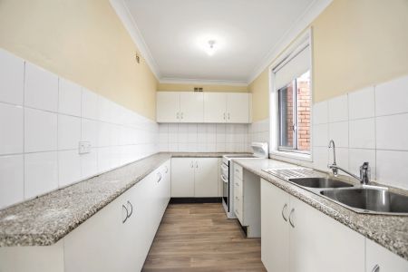 Conveniently Located 4 Bedroom Unit - Photo 5