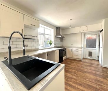 3 bedroom semi-detached house to rent - Photo 6