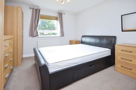 Flat to rent - Sparkes Close, Bromley, BR2 - Photo 2