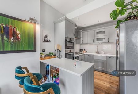 1 bedroom in a flat share to rent - Photo 4