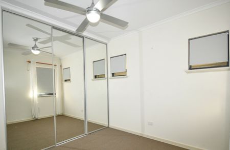 Spacious 4 Bedroom Home with Canal Views! - Photo 4