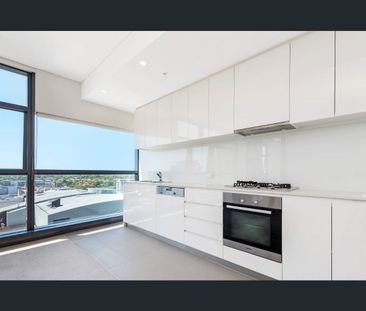 Sleek Contemporary Living in the Centre of Chatswood - Photo 3