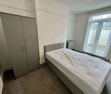 1 bedroom in a house share to rent - Photo 2