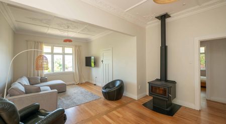 Cozy 3-Bedroom Home with Sleepout, Close to the Beach - Available January 2026 - Photo 2