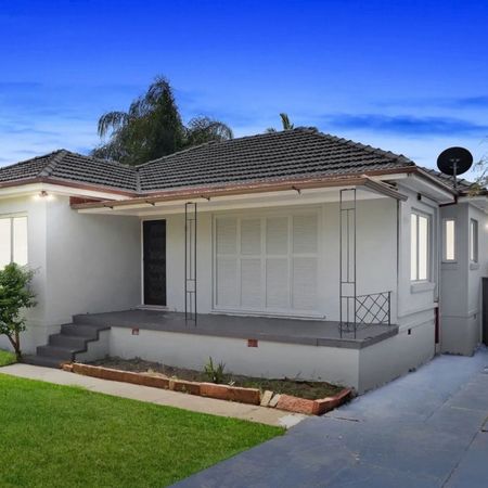 Comfortable Three Bedroom Family Home - Photo 4