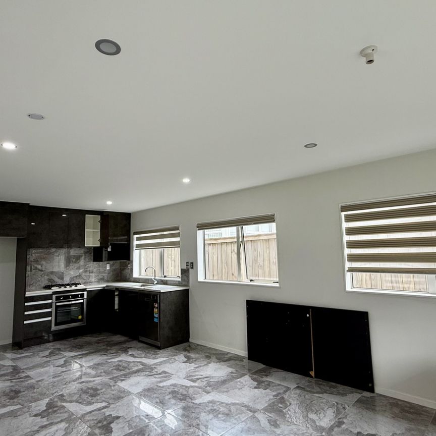 Modern 4-Bedroom, 3-Bathroom Townhouse in Mangere - Photo 1