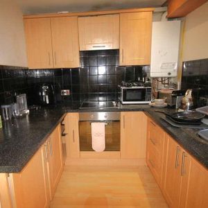 Delph Court, Woodhouse, Leeds, LS6 - Photo 2