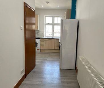 Studio Flat, Dorset Road, SW19 - Photo 2