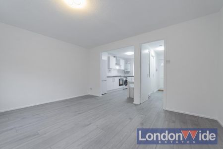 2 bedroom mews to rent - Photo 4