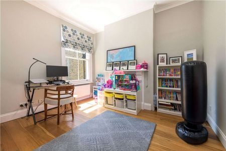 SHORT LET: £5750 per month for 5-6 month let or £6500 per month for under 5 months. A stunning family room with period features and fantastic living space - Photo 4