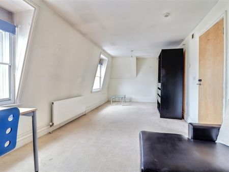 3 Bedroom Flat / Apartment to let - Photo 2