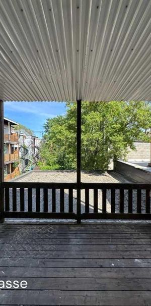 RARE | Grand 5 ½ de 1 000 pi² avec solarium, balcon et terrasse - Photo 1