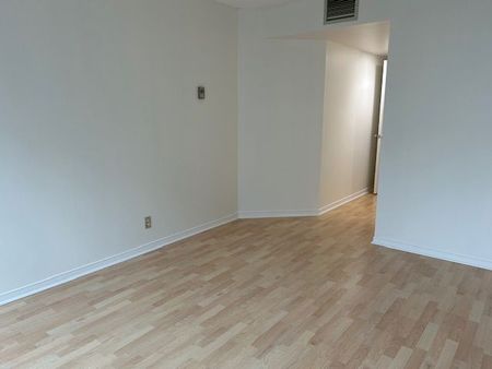 For Lease - 77 Harbour Square Unit# 3207, Toronto, Ontario - Photo 4