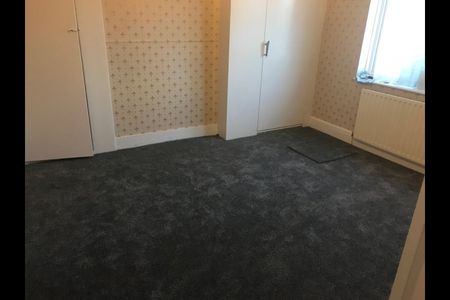 3 Bed Terraced House, St. Andrews Road, IG1 - Photo 4