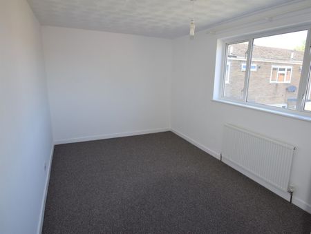 4 bedroom Mid Terraced House - Coventry Close, Stevenage - Photo 4