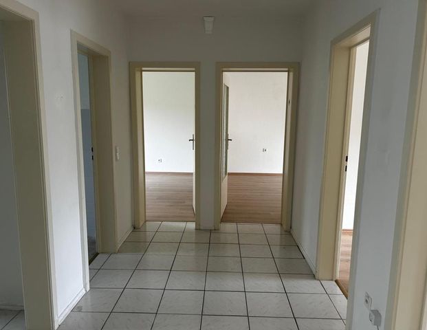 Rent now – pay less! Partially renovated 4-room apartment available immediately - Foto 1