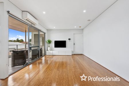 Modern 1st Floor Apartment! - Photo 3