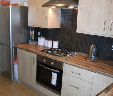 Next to Hull University, Spacious 4 Bed semi-detached student property - Photo 4