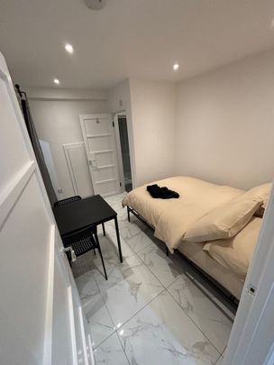 Studio Flat, London, SW19 - Photo 1