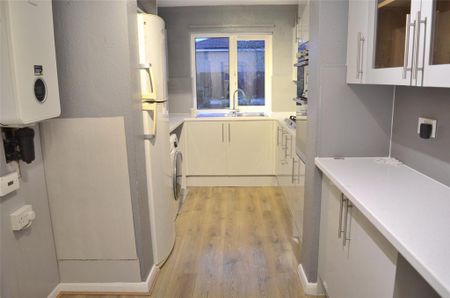 4 bedroom semi-detached house to rent - Photo 5