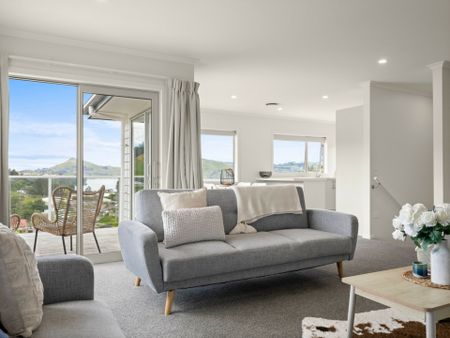 A modern home with a harbour view! - Photo 4