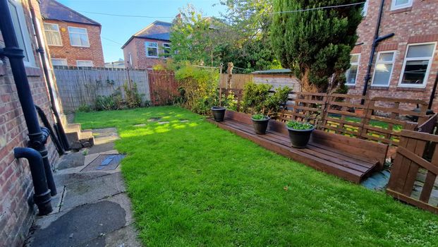 2 bed flat to rent in St Albans Crescent, Heaton - Photo 1